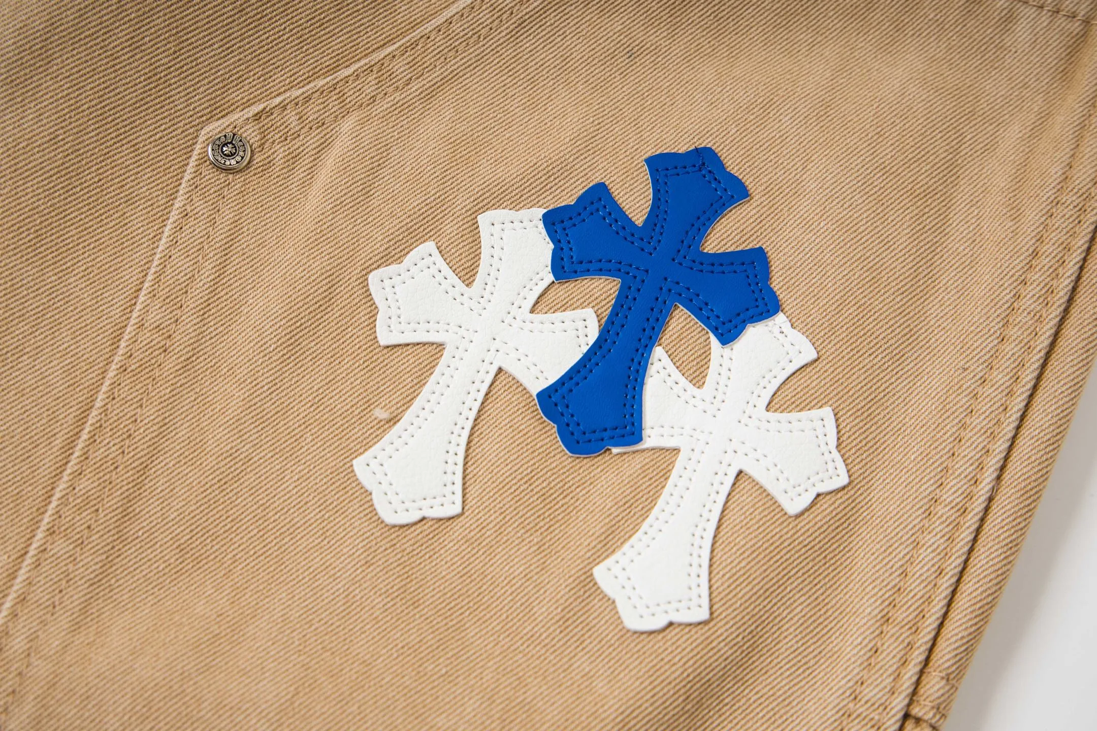 P280 Chrome Hearts khaki denim and white and blue multi-leather popular couple jeans are a hot trend this season and are sought after by countless celebrities and fashionistas. The neat details of the cutting process add color to the playful fashion! The neat and meticulous design, and the well-fitting structure is unique. The upper body not only has outstanding recognition, but also looks younger and younger. A style with the ultimate wearing meaning and performance, gorgeous color matching, and the craftsmanship of this style is also extremely extraordinary. After the finished product is washed, it is disassembled and hand-made with sheepskin cross leather and then spliced ​​together to complete. The whole piece has too many craftsmanship to describe. It is decorated with patchwork cross flowers and high-waisted washed jeans! ! Absolutely high-end luxury product, a god-level single product, a super popular product, made with top heavy industry, a must-see magic weapon that can't be missed. Style number: 1827# Size: 30 32 34 36 Color: Khaki